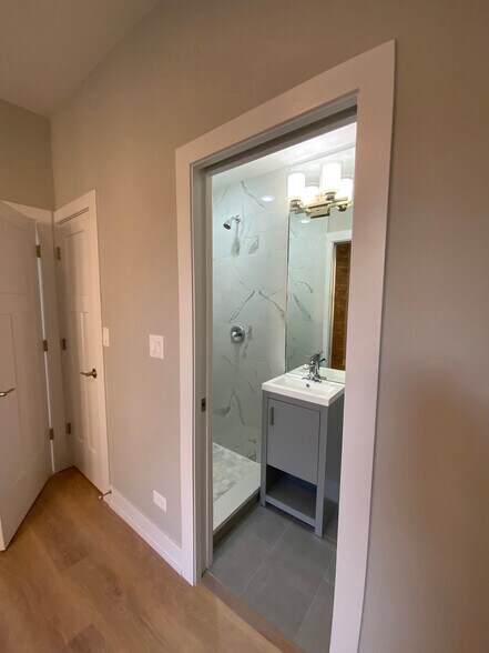 Building Photo - 423 W Belden Ave