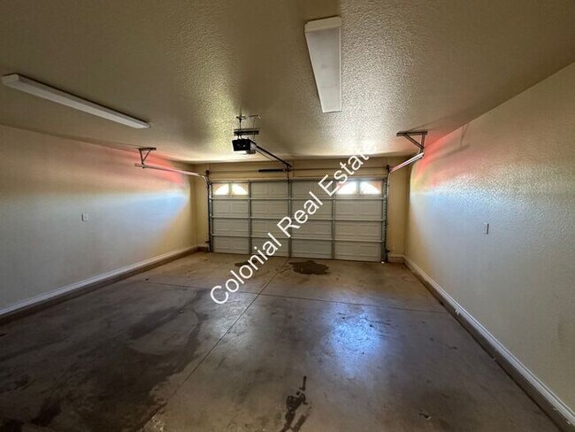Building Photo - Spacious and updated 3 Bedroom 2 bathroom ...