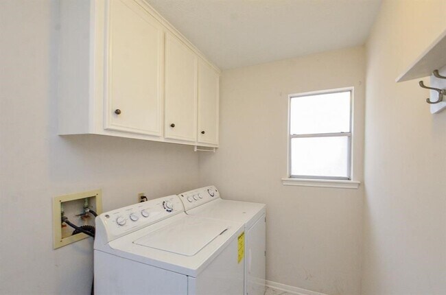 Building Photo - 15815 Boulder Oaks Dr