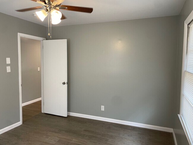 Building Photo - NEWLY RENOVATED 2 BED, 2 BATH HOME!
