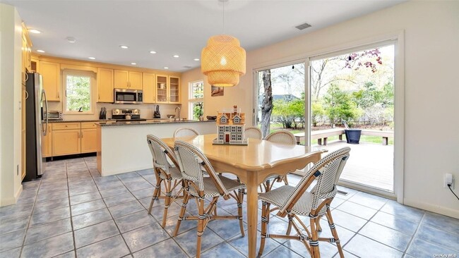 Building Photo - 8 Coolidge Ln