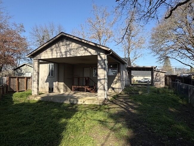 Building Photo - 1221 SW I St