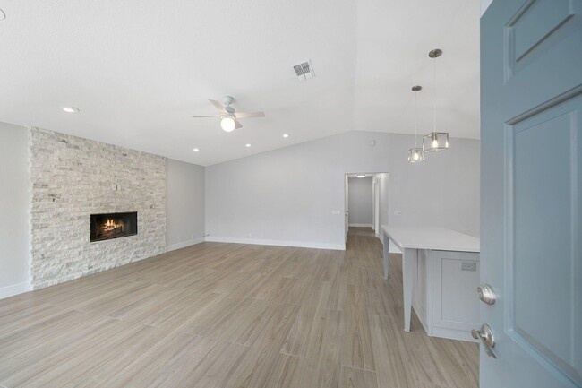 Building Photo - 54140 Avenida Mendoza