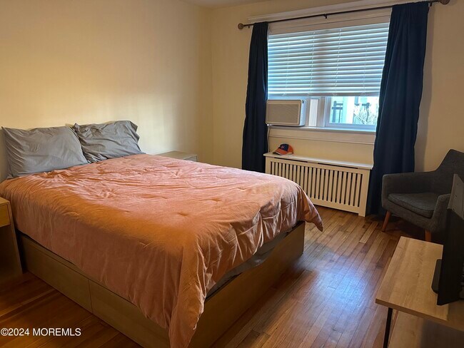 Building Photo - 300-306 Deal Lake Dr