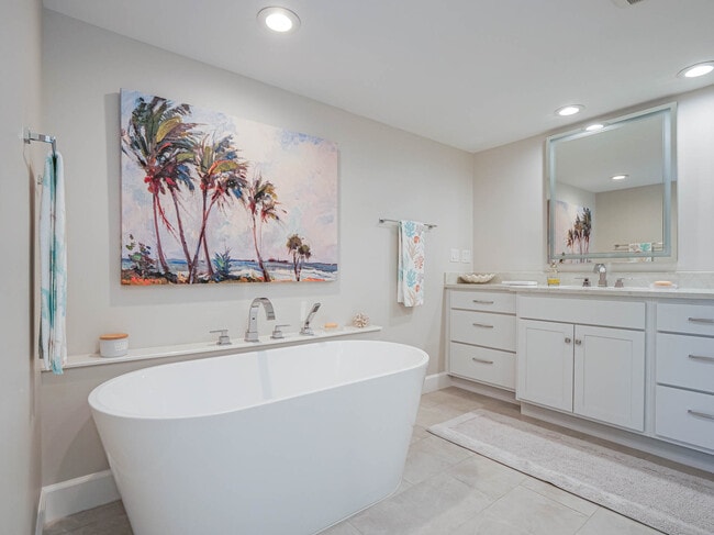 Building Photo - 8444 Oceanside Dr