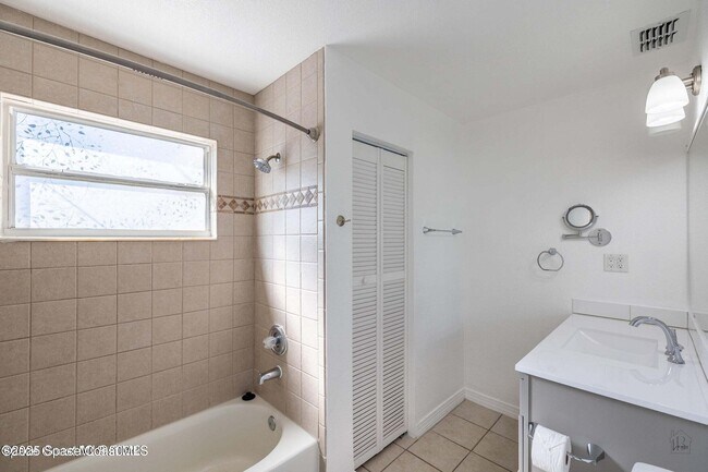 Building Photo - 472 Camel Cir