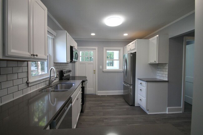 Building Photo - 1058 Ebenezer Ave Ext