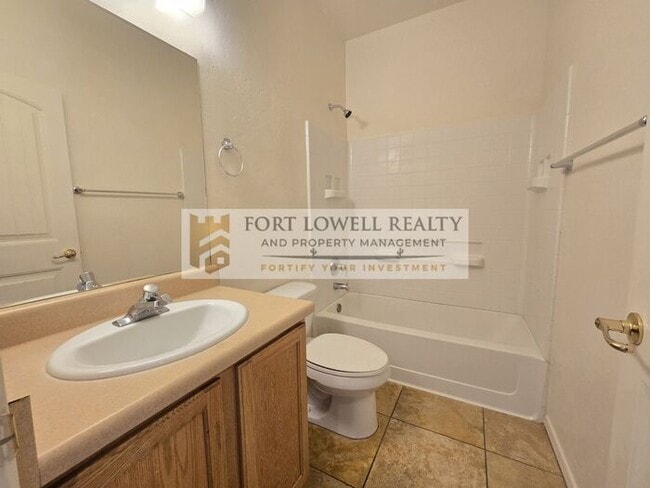 Building Photo - Spacious 3-Bed / 2-Bath Home in Central Tucson with A-Mountain Views!