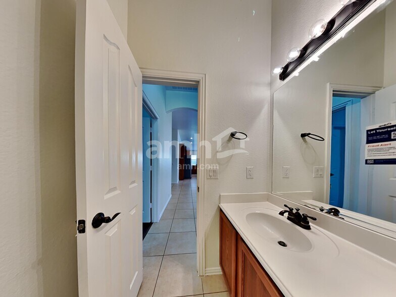 Building Photo - 625 Vickie St