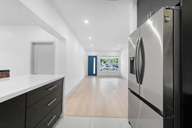 Building Photo - 570 SW 45th Ave