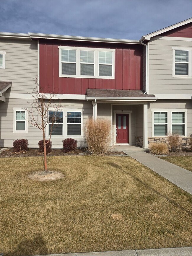 Building Photo - 3B/3B Townhome NOW AVAILABLE in Windsor! Great Location!