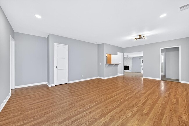 Building Photo - 4913 Premiere Ave
