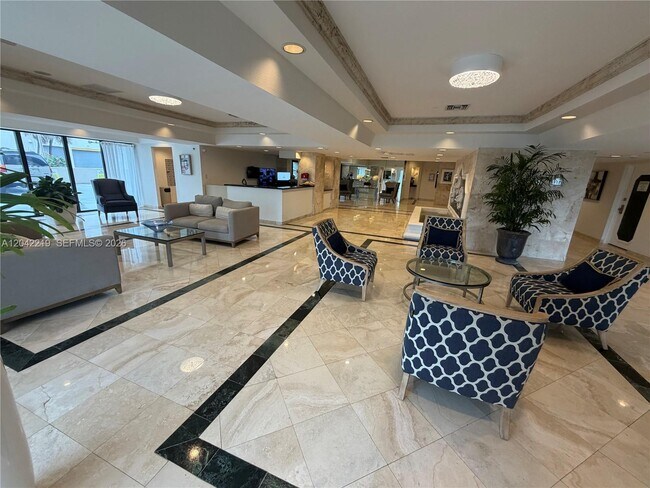 Building Photo - 2625 Collins Ave