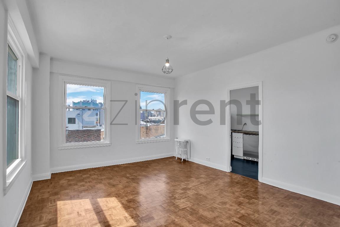Building Photo - Unit 915