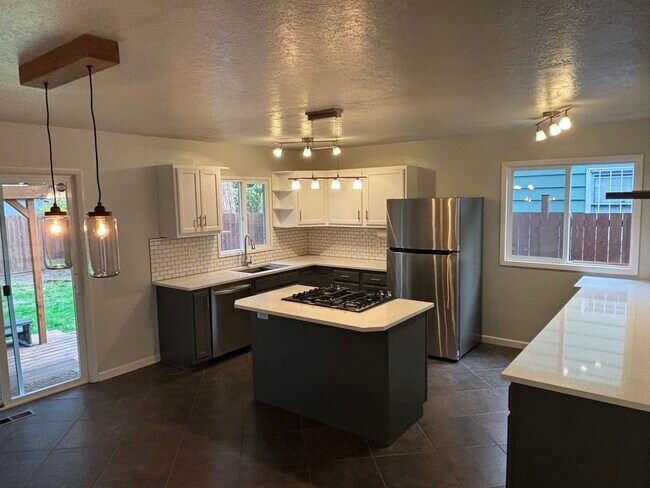 Building Photo - 7912 N Dwight Ave