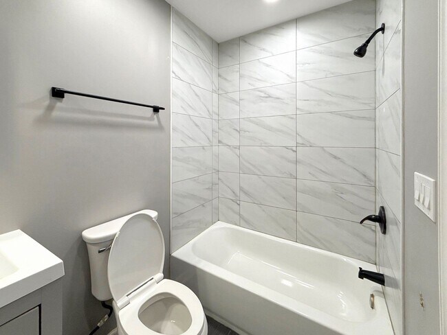 Building Photo - Beautiful 2BR + Den Home with 2 Baths, Modern Kitchen & Central AC