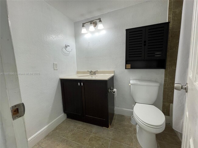 Building Photo - 10361 N Kendall Dr
