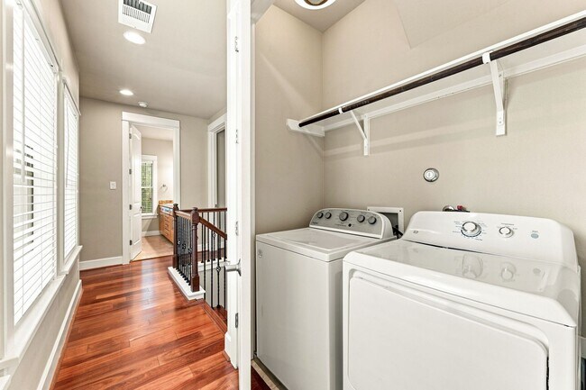 Building Photo - 303 Zennia St