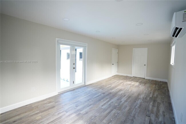 Building Photo - 2573 Conroy Dr
