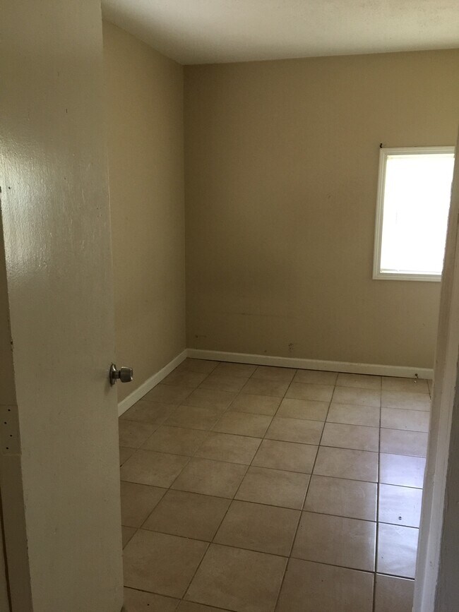 Building Photo - Completely renovated Large house, perfect for a family or young professional!