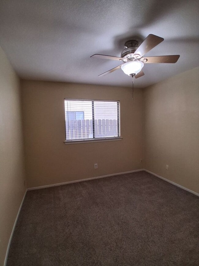 Building Photo - Charming Well-Maintained 3-Bed Fresno House!