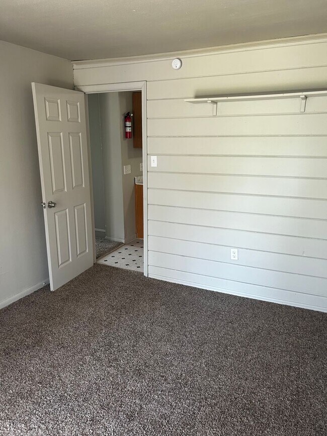 Building Photo - 1st floor Apt, 2b/1B- Available for immedi...