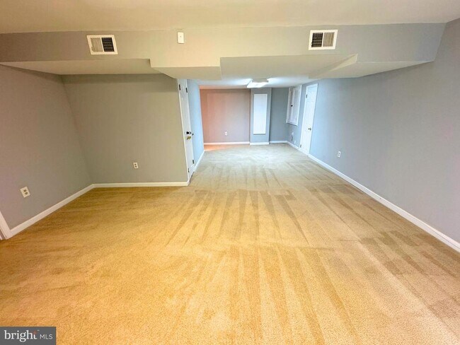 Building Photo - 3063 Schubert Dr
