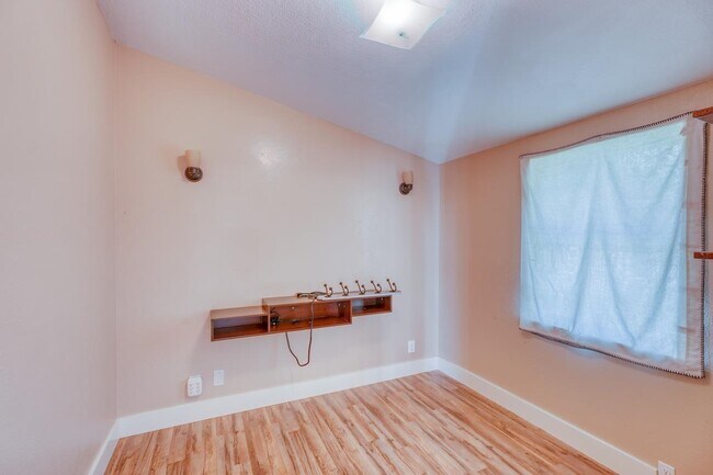 Building Photo - 207 Mountain Top