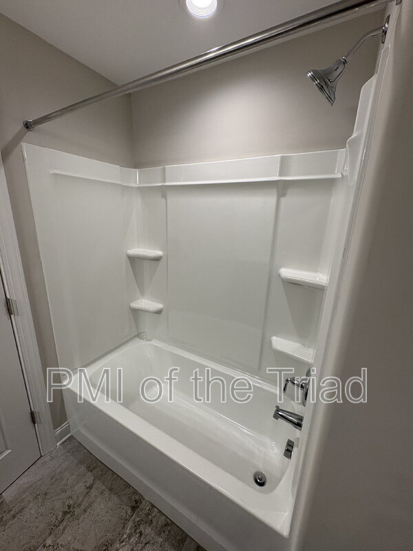 Building Photo - 1103 Chariot Square