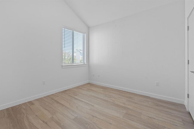 Building Photo - 801 N Bluff Dr