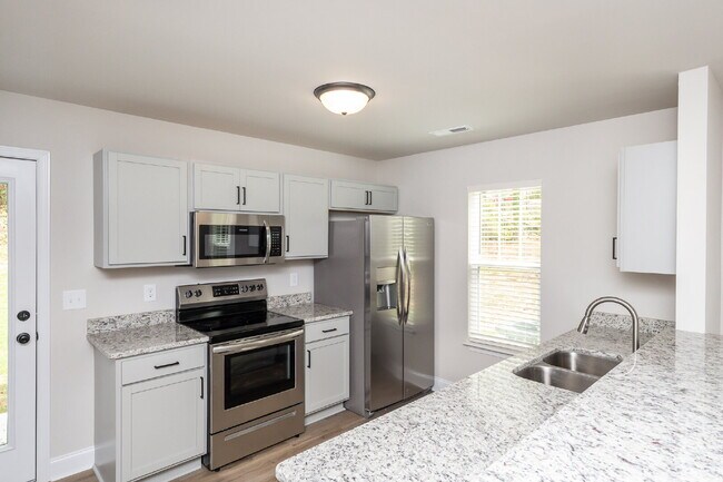 Building Photo - Elegant 2BR/2.5BA Townhome minutes from Downtown Greenville and walking distance to Swamp Rabbit ...