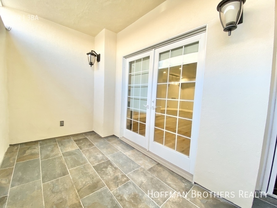 Building Photo - 1135 Rexford Dr