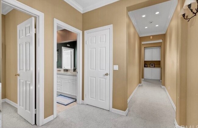 Building Photo - 9 Marisol