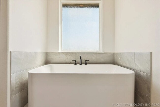 Building Photo - 5 Bed | 4 Bath House