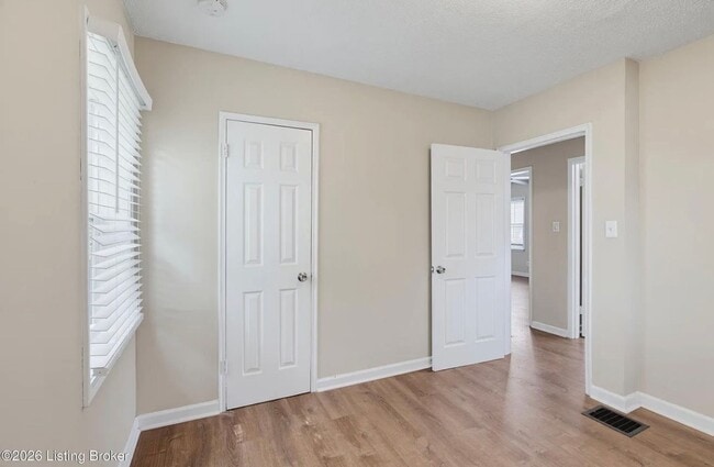 Building Photo - 4015 Valley View Dr