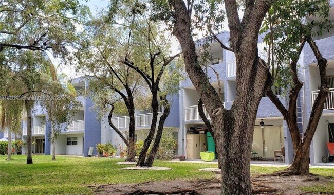Building Photo - 9351 Fontainebleau Blvd