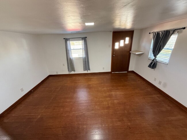 Building Photo - 320 Carter Ave