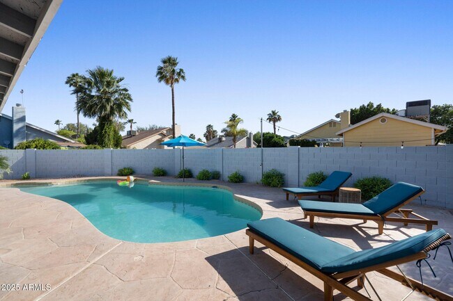 Building Photo - 2826 N Villas Ct
