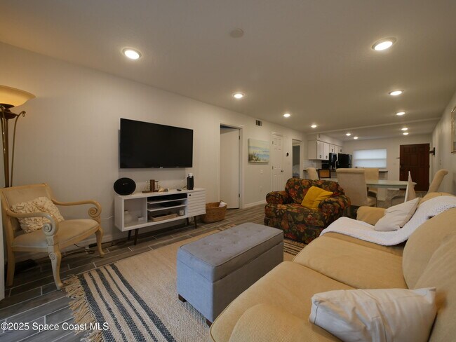 Building Photo - 1318 S Miramar Ave