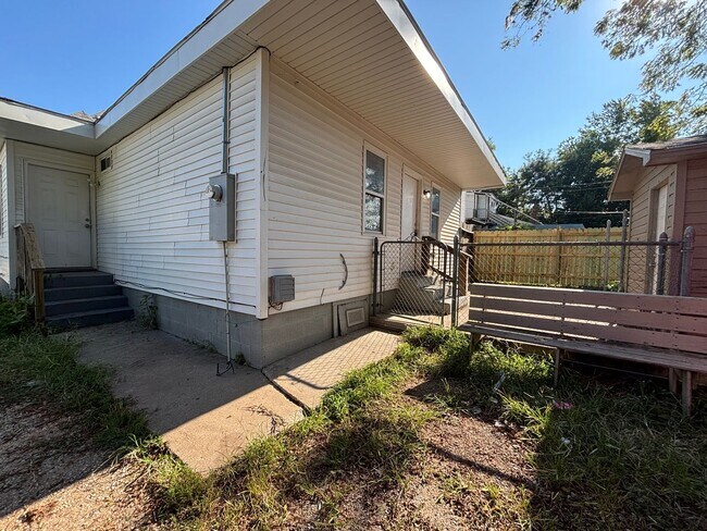 Building Photo - Spacious clean 5 bedroom 2 full bath home ...