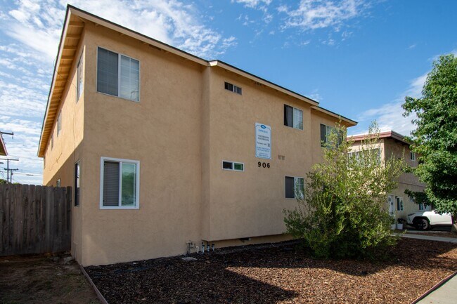 Building Photo - 906 E Imperial Ave