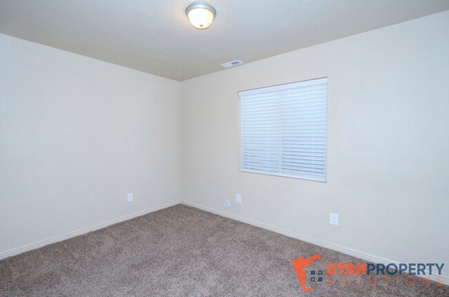 Building Photo - 4638 Seminole Cir