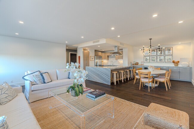 Building Photo - 2701 Westheimer Rd