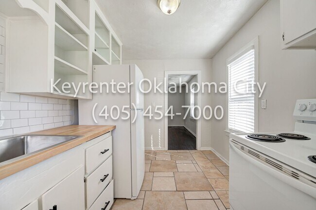 Building Photo - 4913 N Willow Ave