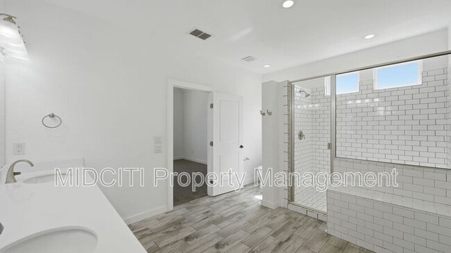 Building Photo - 893 E Mather St