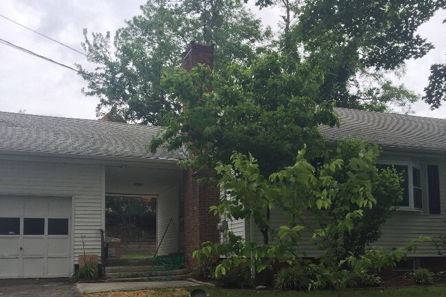 Large 5 bedroom house located about 1.5 miles south of Sacred Heart University on Park Ave - 3626 Park Ave