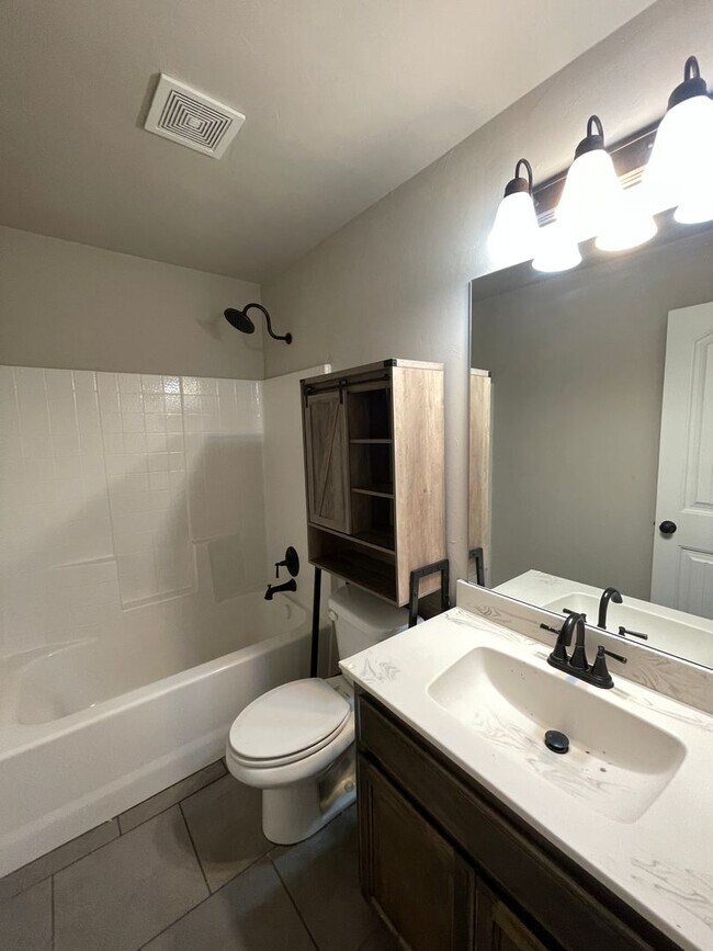 Building Photo - Luxury Vinyl plank and community amenities!  Beautiful 3/2/2 in Yukon!