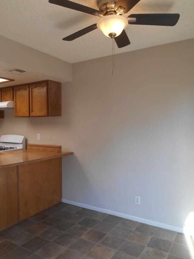 Building Photo - 898 Rhinegold Way