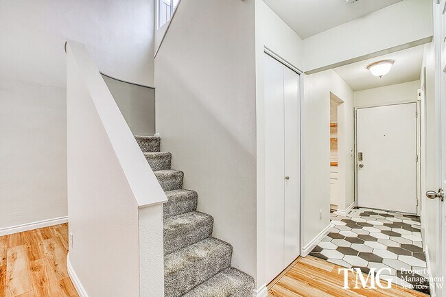 Building Photo - Inviting Townhome with Garage and Communit...