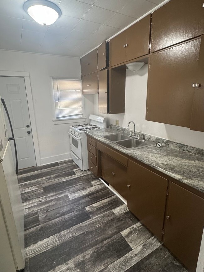 Building Photo - Bluff Street 708-710